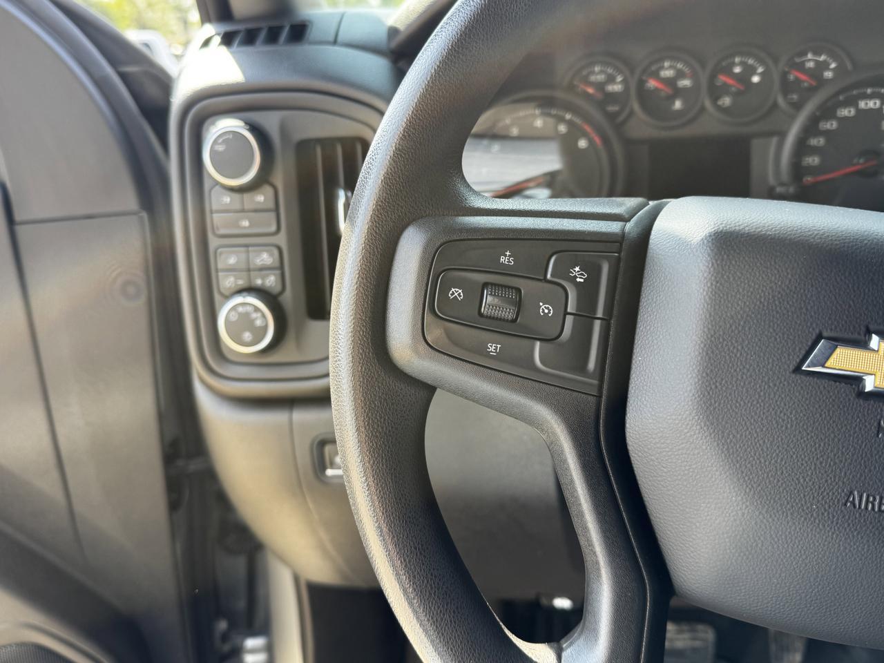2024 Chevrolet Silverado 2500HD Custom Crew Cab 4WD | Low KMs | V8 | Front Bench | BedStep | Cloth Redwater AB