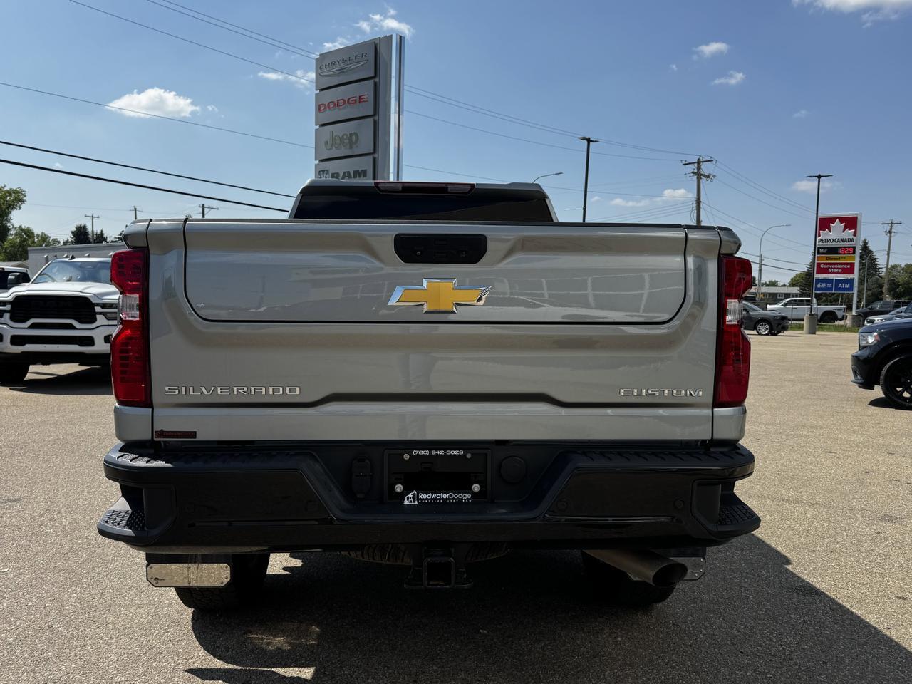 2024 Chevrolet Silverado 2500HD Custom Crew Cab 4WD | Low KMs | V8 | Front Bench | BedStep | Cloth Redwater AB
