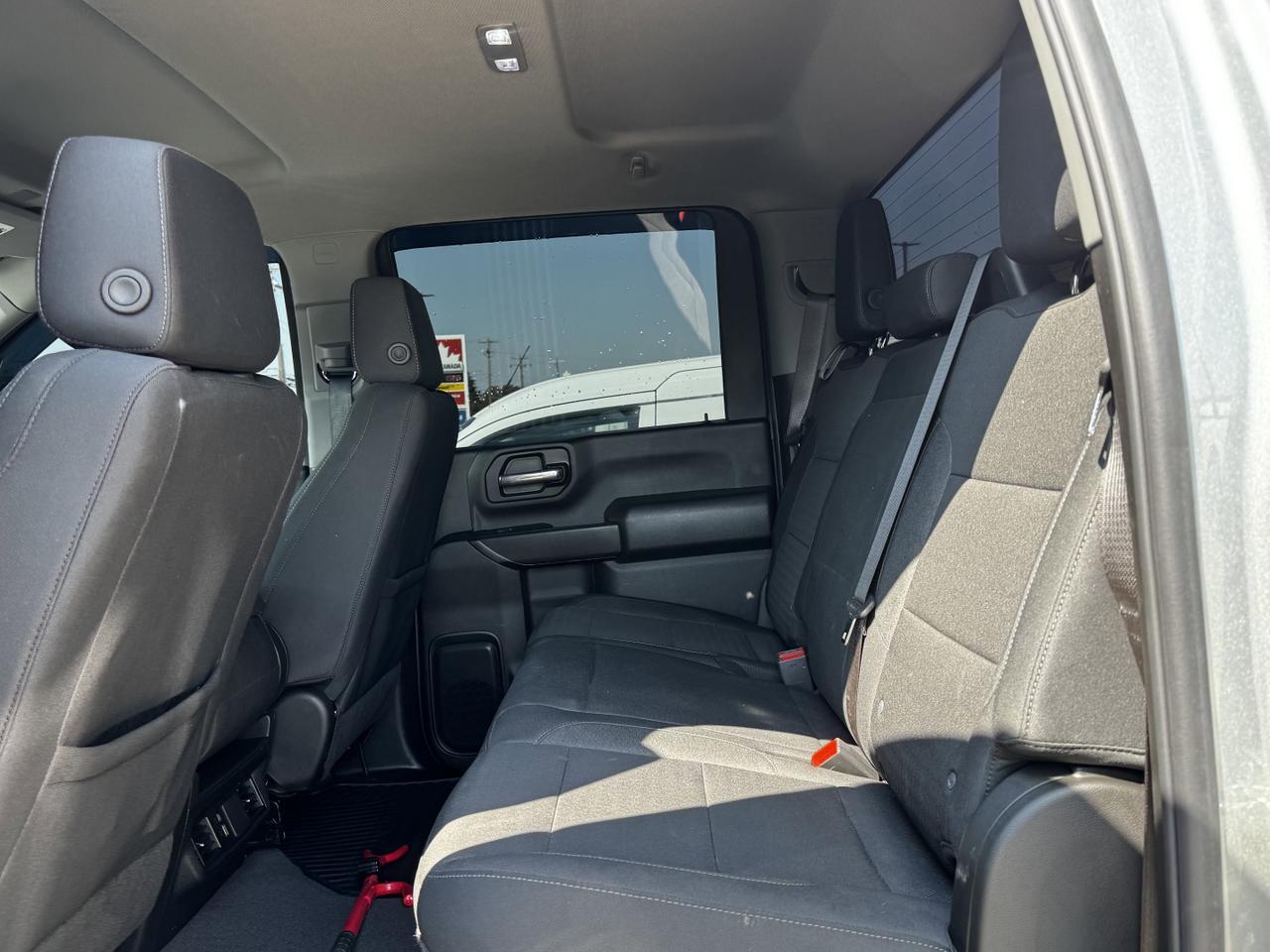2024 Chevrolet Silverado 2500HD Custom Crew Cab 4WD | Low KMs | V8 | Front Bench | BedStep | Cloth Redwater AB