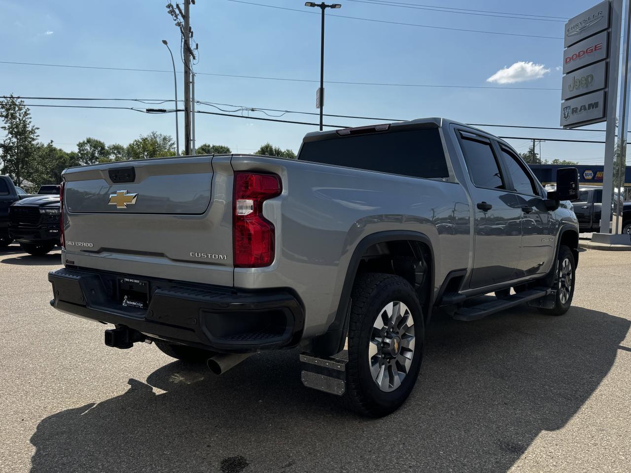 2024 Chevrolet Silverado 2500HD Custom Crew Cab 4WD | Low KMs | V8 | Front Bench | BedStep | Cloth Redwater AB