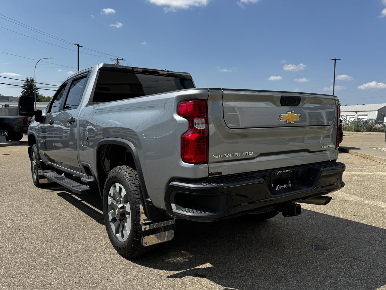 2024 Chevrolet Silverado 2500HD Custom Crew Cab 4WD | Low KMs | V8 | Front Bench | BedStep | Cloth Redwater AB