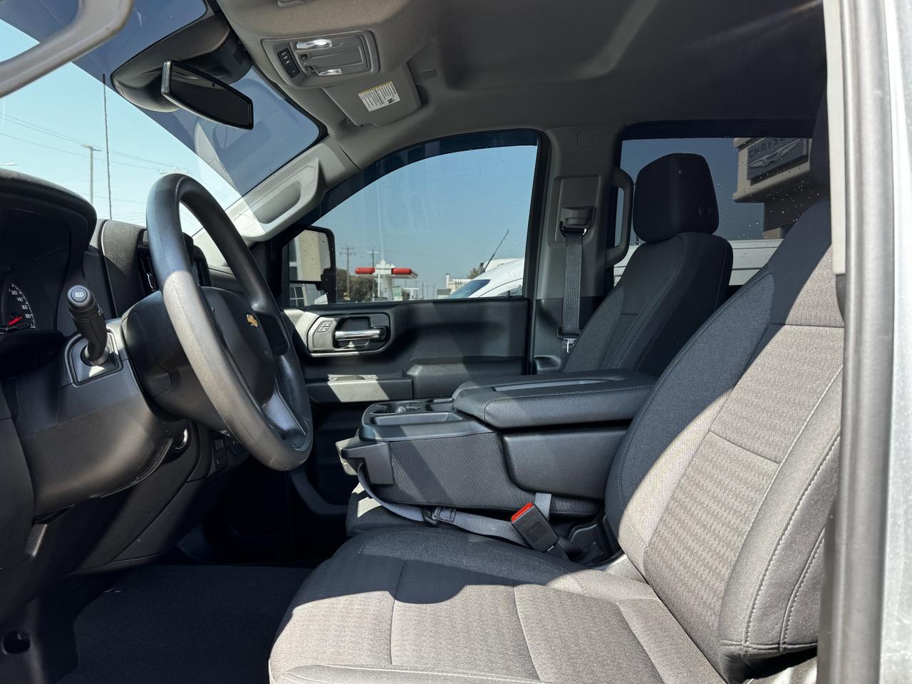 2024 Chevrolet Silverado 2500HD Custom Crew Cab 4WD | Low KMs | V8 | Front Bench | BedStep | Cloth Redwater AB
