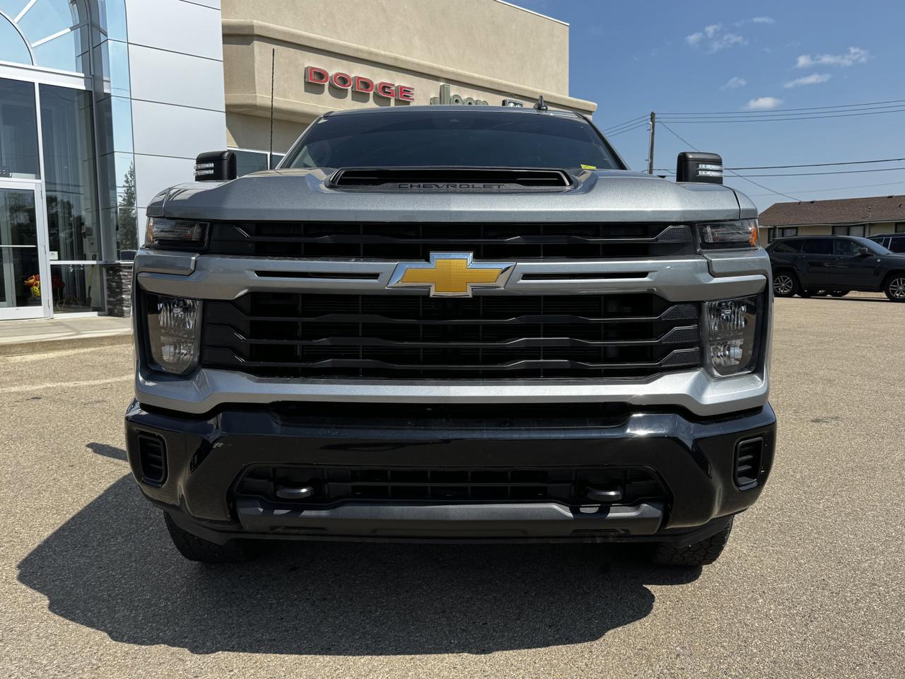 2024 Chevrolet Silverado 2500HD Custom Crew Cab 4WD | Low KMs | V8 | Front Bench | BedStep | Cloth Redwater AB