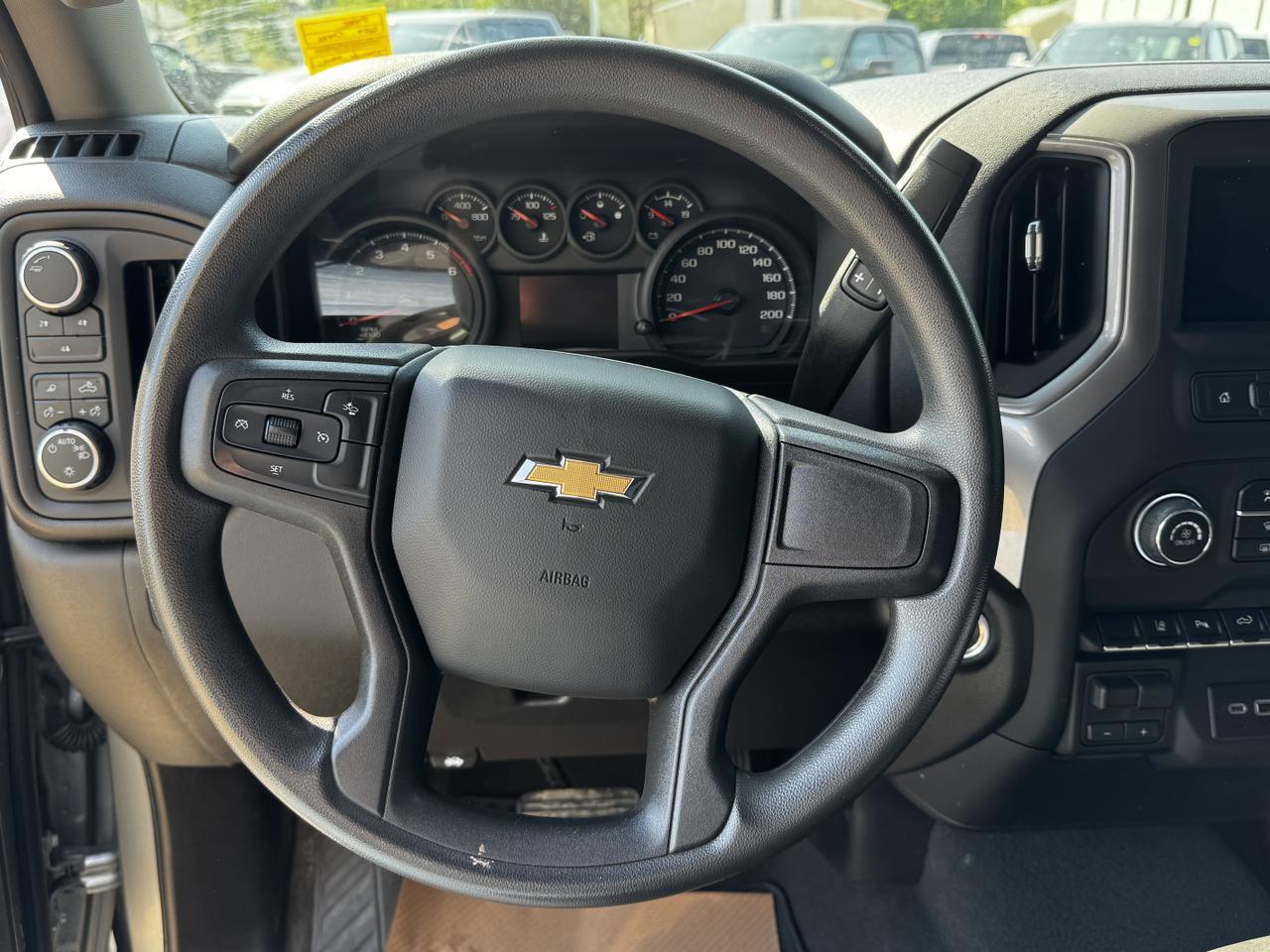 2024 Chevrolet Silverado 2500HD Custom Crew Cab 4WD | Low KMs | V8 | Front Bench | BedStep | Cloth Redwater AB