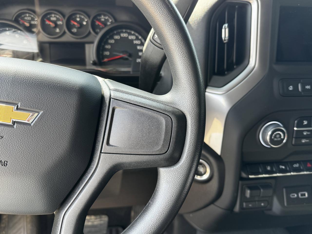 2024 Chevrolet Silverado 2500HD Custom Crew Cab 4WD | Low KMs | V8 | Front Bench | BedStep | Cloth Redwater AB