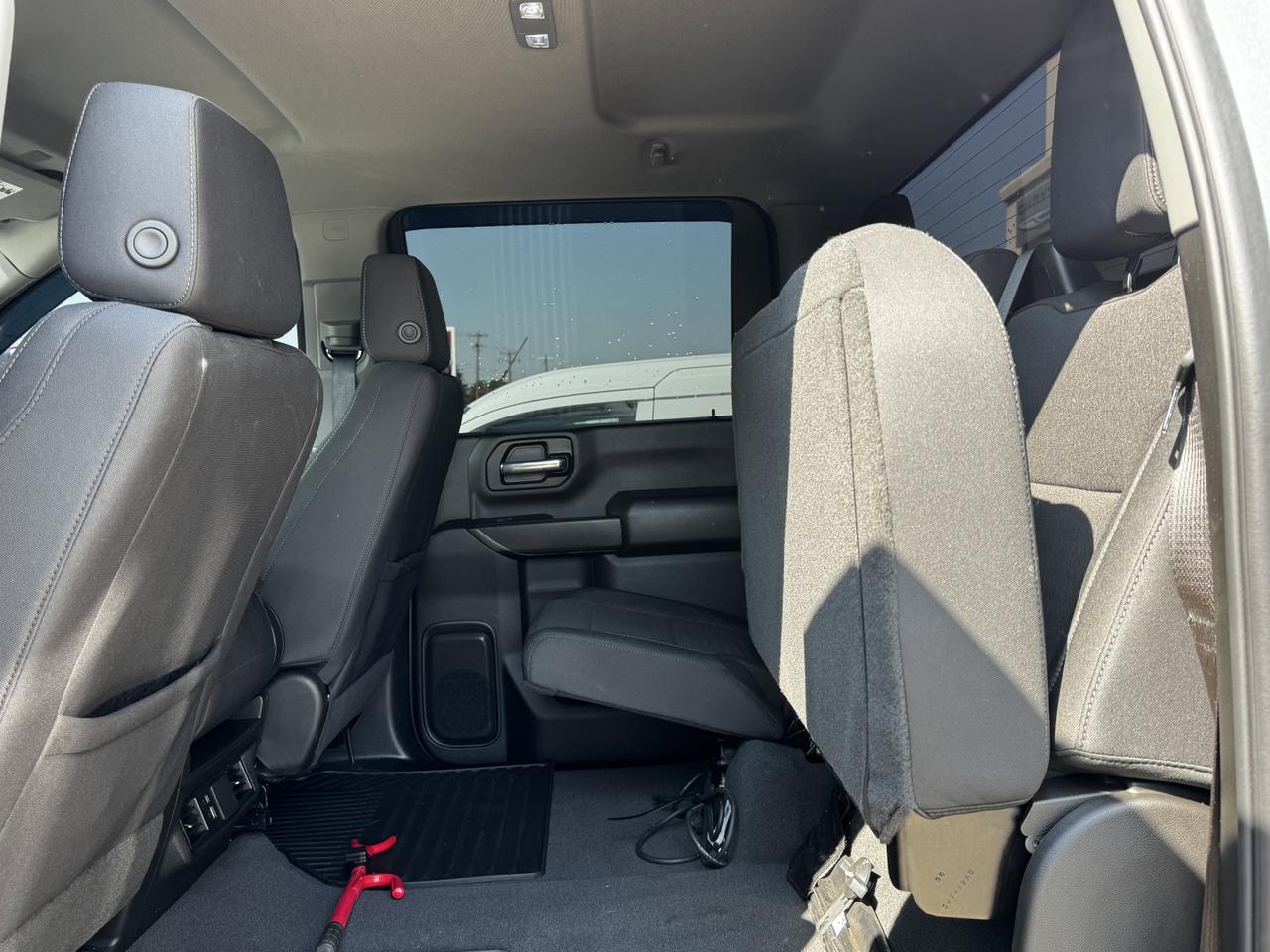 2024 Chevrolet Silverado 2500HD Custom Crew Cab 4WD | Low KMs | V8 | Front Bench | BedStep | Cloth Redwater AB