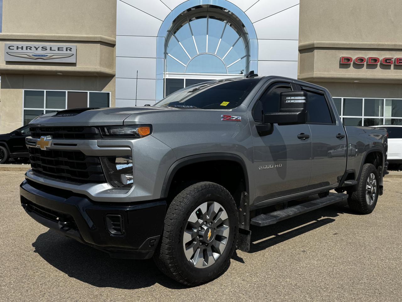 2024 Chevrolet Silverado 2500HD Custom Crew Cab 4WD | Low KMs | V8 | Front Bench | BedStep | Cloth Redwater AB
