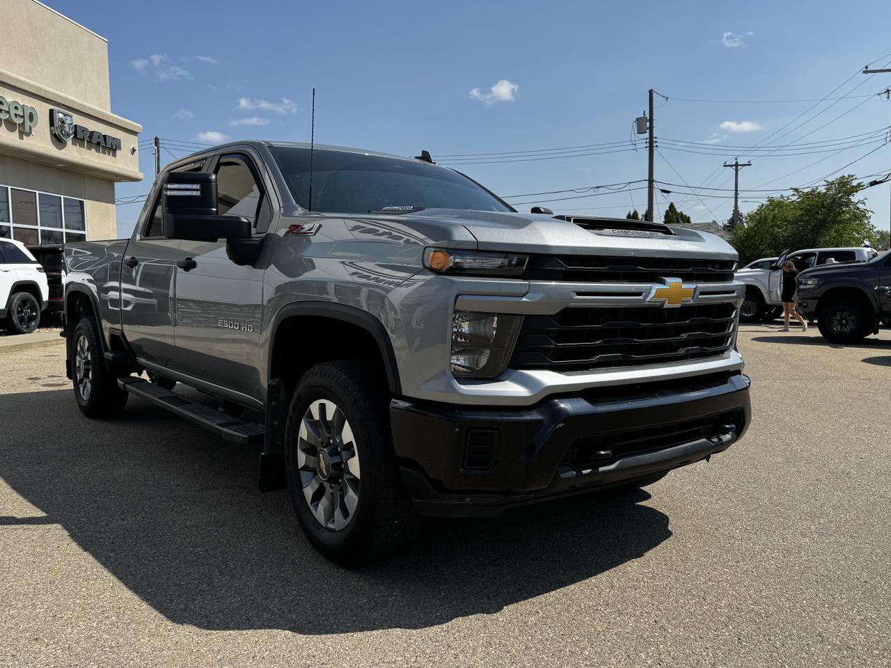 2024 Chevrolet Silverado 2500HD Custom Crew Cab 4WD | Low KMs | V8 | Front Bench | BedStep | Cloth Redwater AB
