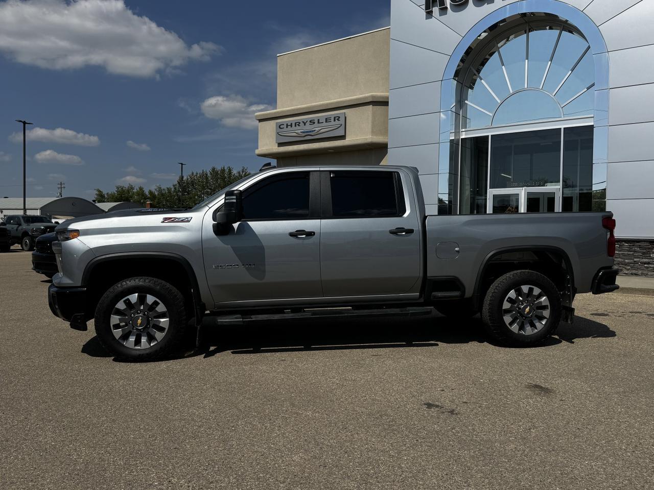 2024 Chevrolet Silverado 2500HD Custom Crew Cab 4WD | Low KMs | V8 | Front Bench | BedStep | Cloth Redwater AB