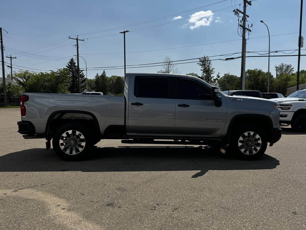 2024 Chevrolet Silverado 2500HD Custom Crew Cab 4WD | Low KMs | V8 | Front Bench | BedStep | Cloth Redwater AB