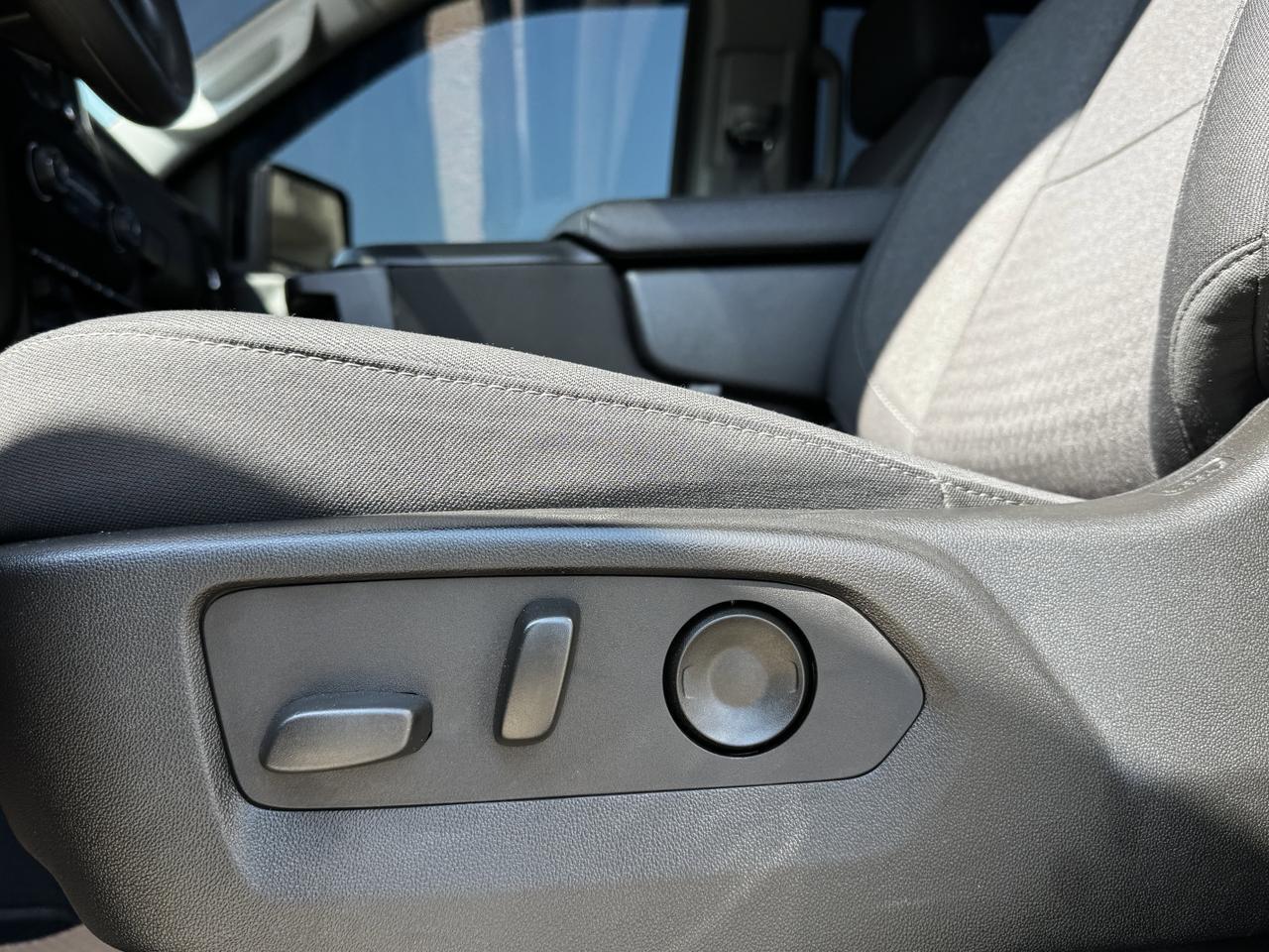 2024 Chevrolet Silverado 2500HD Custom Crew Cab 4WD | Low KMs | V8 | Front Bench | BedStep | Cloth Redwater AB