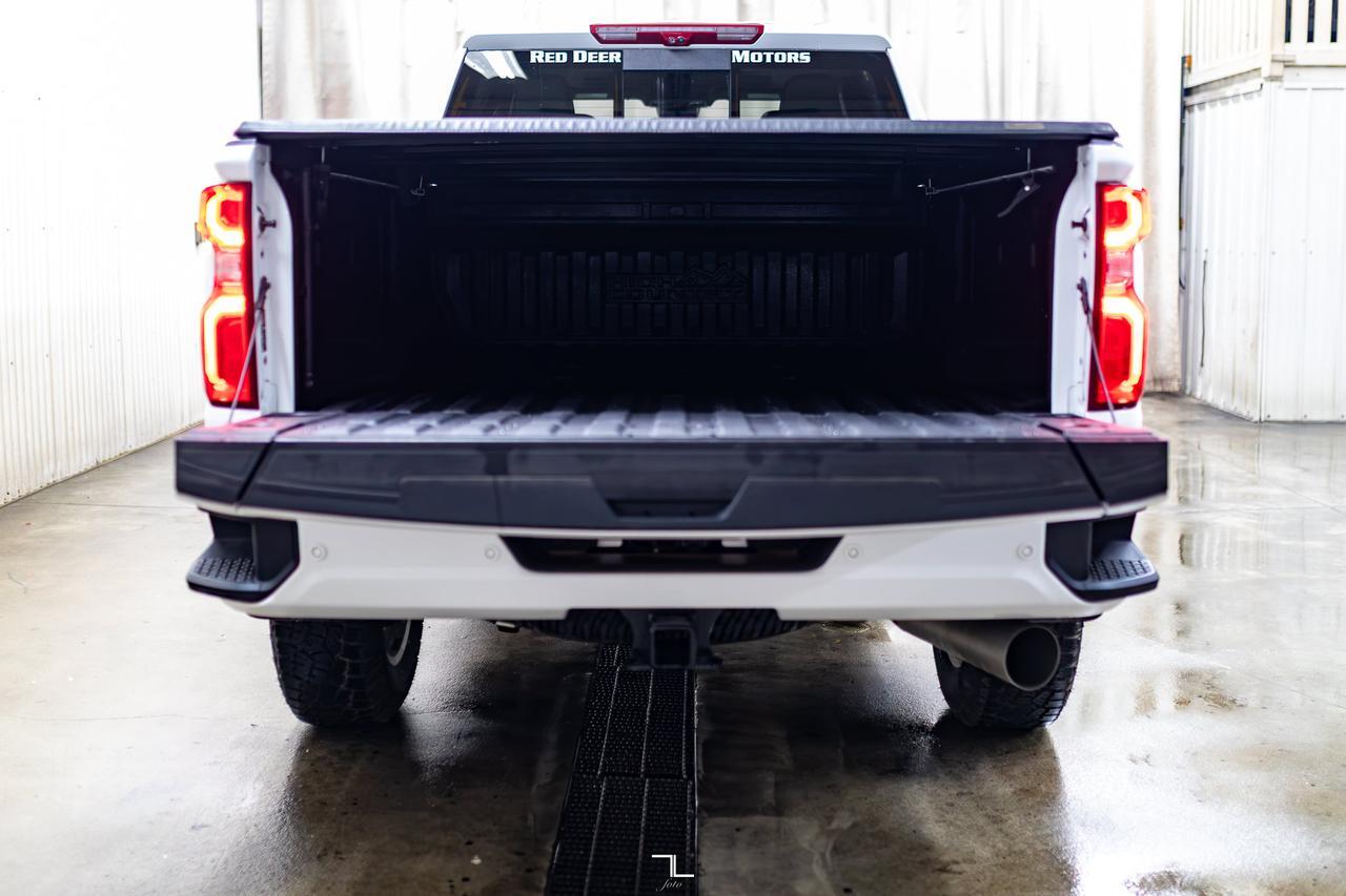 2024 Chevrolet Silverado 3500HD 4x4 Crew Cab High Country Diesel Leather Roof Nav Red Deer AB