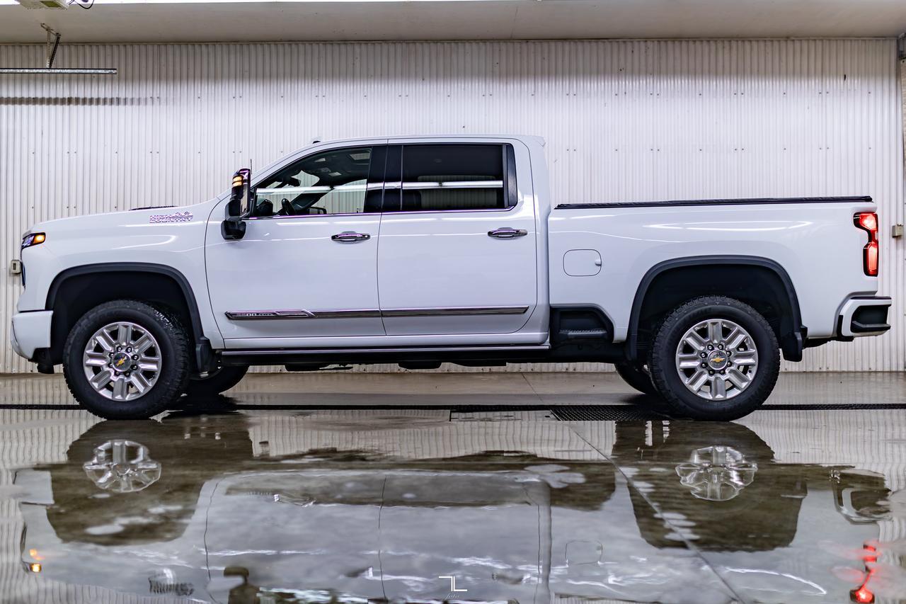2024 Chevrolet Silverado 3500HD 4x4 Crew Cab High Country Diesel Leather Roof Nav Red Deer AB