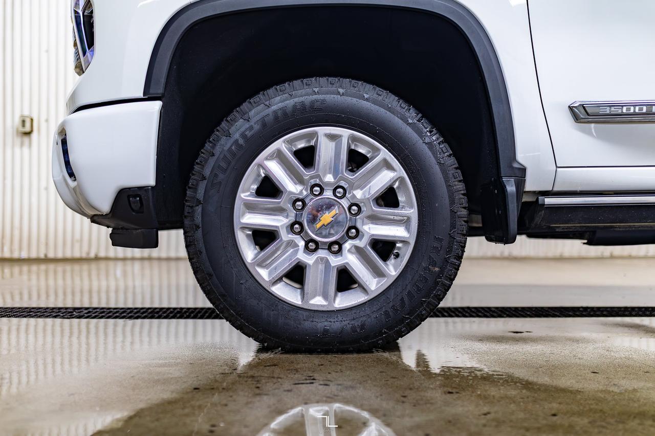 2024 Chevrolet Silverado 3500HD 4x4 Crew Cab High Country Diesel Leather Roof Nav Red Deer AB