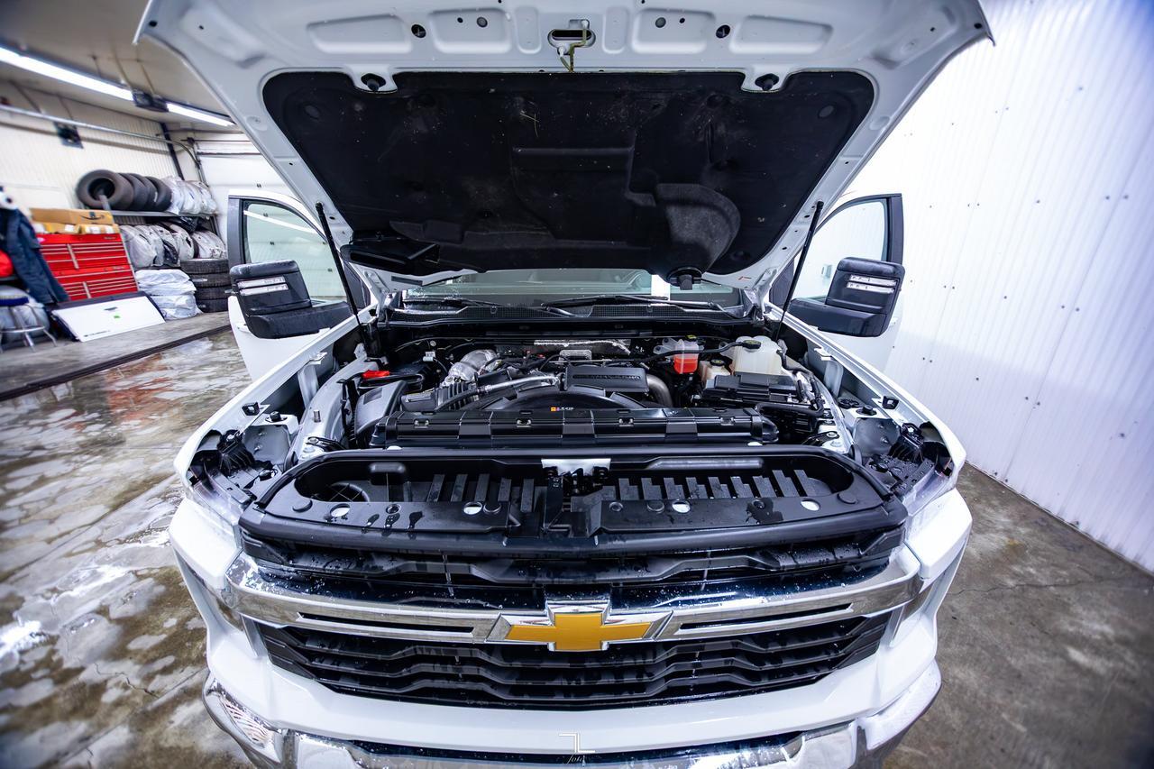 2024 Chevrolet Silverado 3500HD 4x4 Crew Cab LT Dually Diesel Nav BCam Red Deer AB