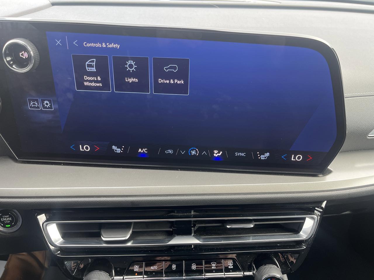2024 Chevrolet Traverse LT w/AdaptiveCruise HeatedSeats HtdStrngWhl PowerLiftgate RemoteStart HD-SurroundVision Saukville WI