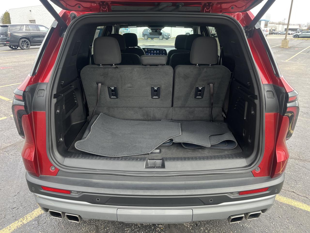 2024 Chevrolet Traverse LT w/AdaptiveCruise HeatedSeats HtdStrngWhl PowerLiftgate RemoteStart HD-SurroundVision Saukville WI