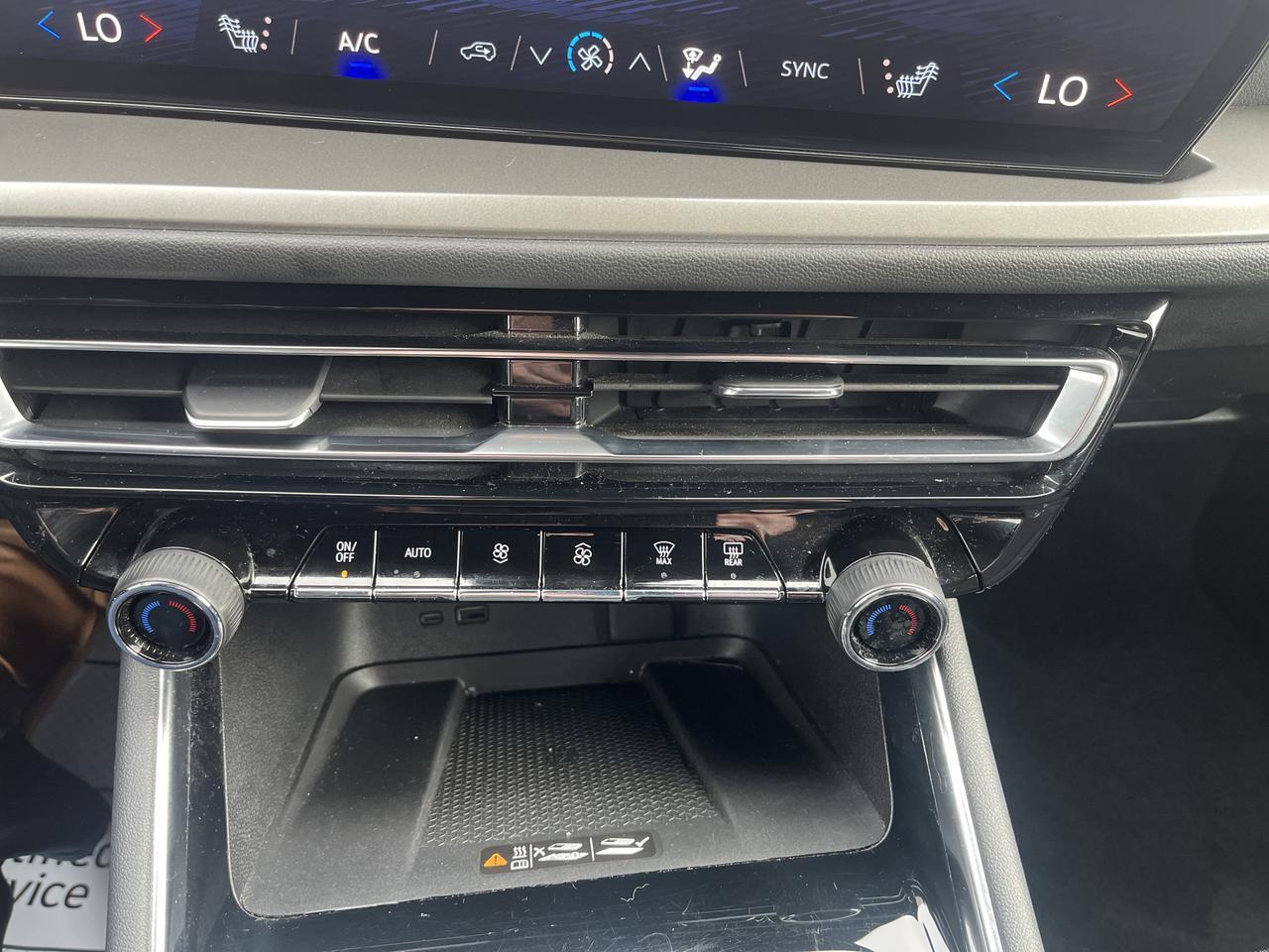 2024 Chevrolet Traverse LT w/AdaptiveCruise HeatedSeats HtdStrngWhl PowerLiftgate RemoteStart HD-SurroundVision Saukville WI