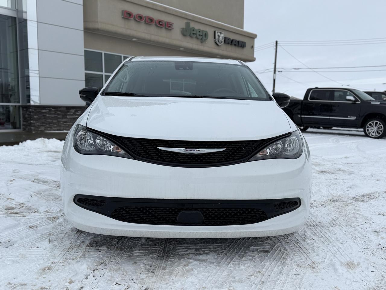 2024 Chrysler Grand Caravan SXT | Stow 'n Go | SafetyTec Group | Advanced Braking | Nav | Carplay Redwater AB