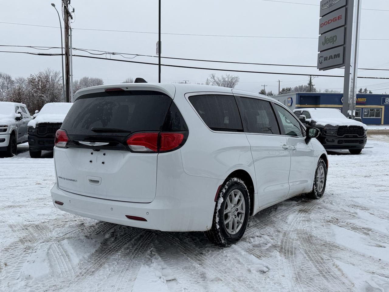 2024 Chrysler Grand Caravan SXT | Stow 'n Go | SafetyTec Group | Advanced Braking | Nav | Carplay Redwater AB