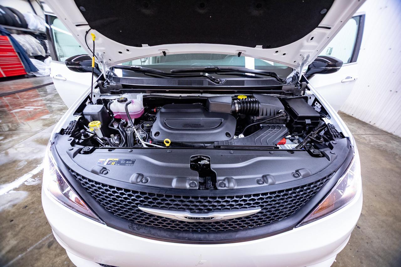 2024 Chrysler Grand Caravan SXT Nav BCam Red Deer AB