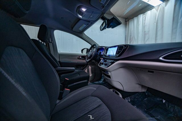 2024 Chrysler Grand Caravan SXT Nav BCam Red Deer AB