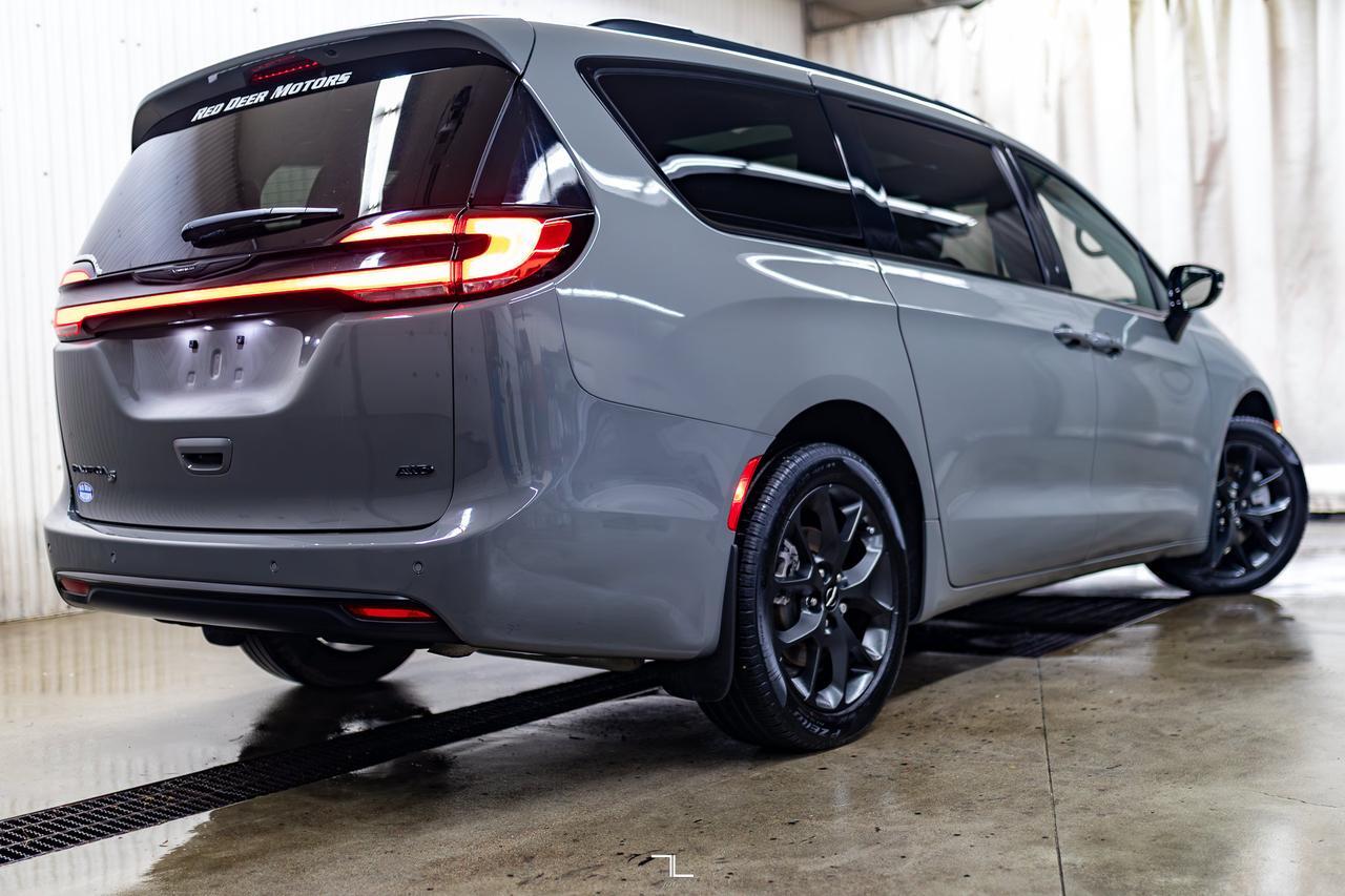2024 Chrysler Pacifica AWD Touring-L S Appearance Pkg Leather Roof BCam Red Deer AB