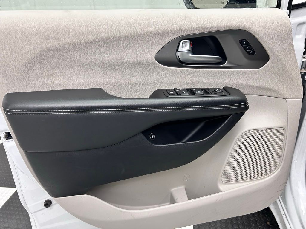 2024 Chrysler Pacifica Hybrid Select Portland OR