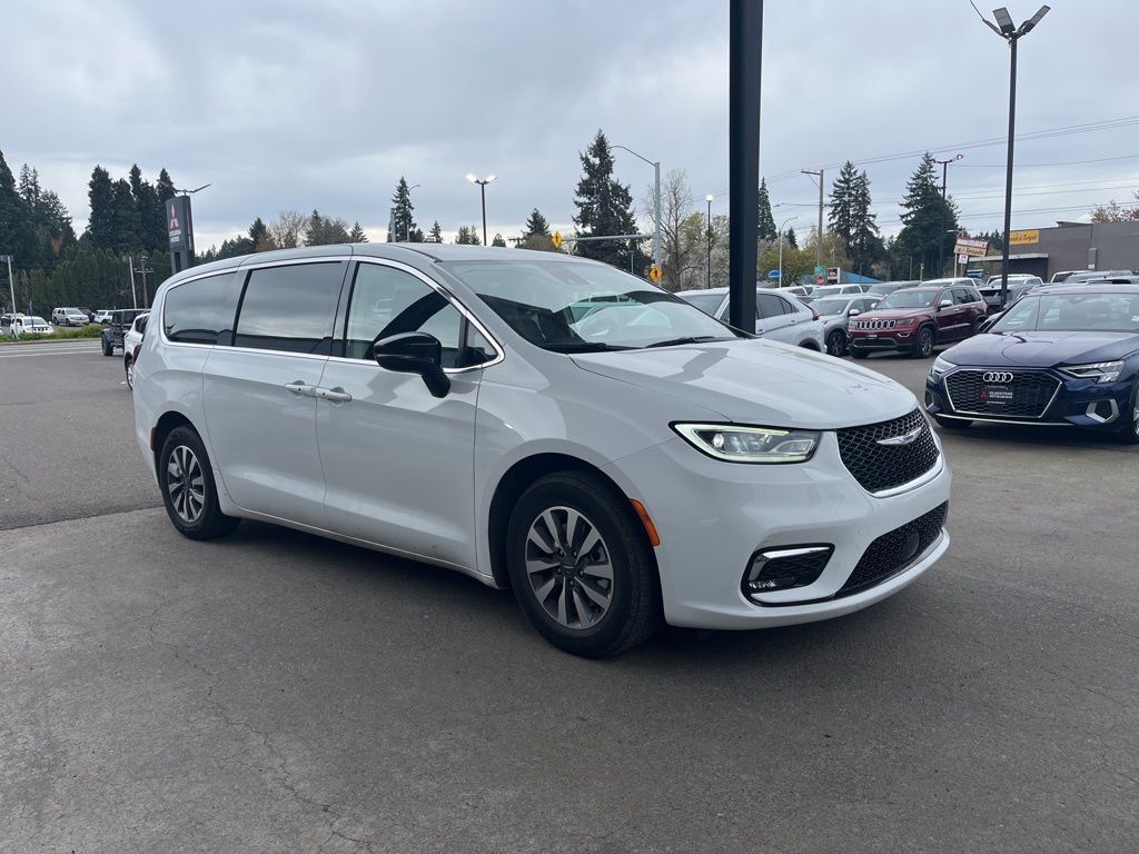 2024 Chrysler Pacifica Hybrid Select