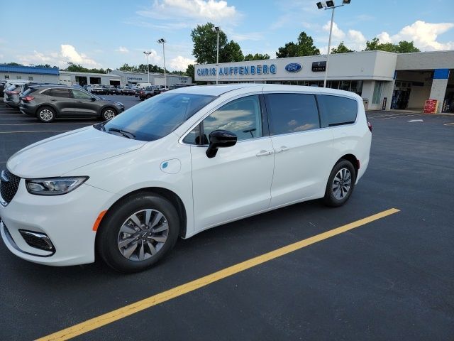 2024 Chrysler Pacifica Hybrid Select