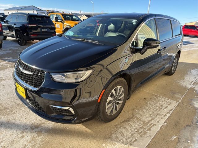 2024 Chrysler Pacifica Hybrid Select Watertown SD