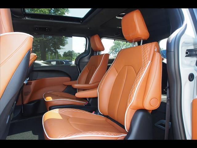 2024 Chrysler Pacifica Plug-In Hybrid Pinnacle