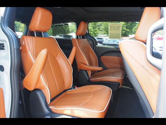 2024 Chrysler Pacifica Plug-In Hybrid Pinnacle