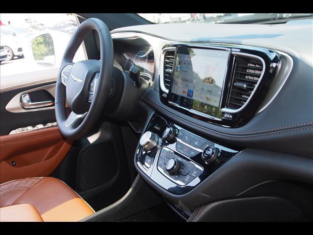 2024 Chrysler Pacifica Plug-In Hybrid Pinnacle