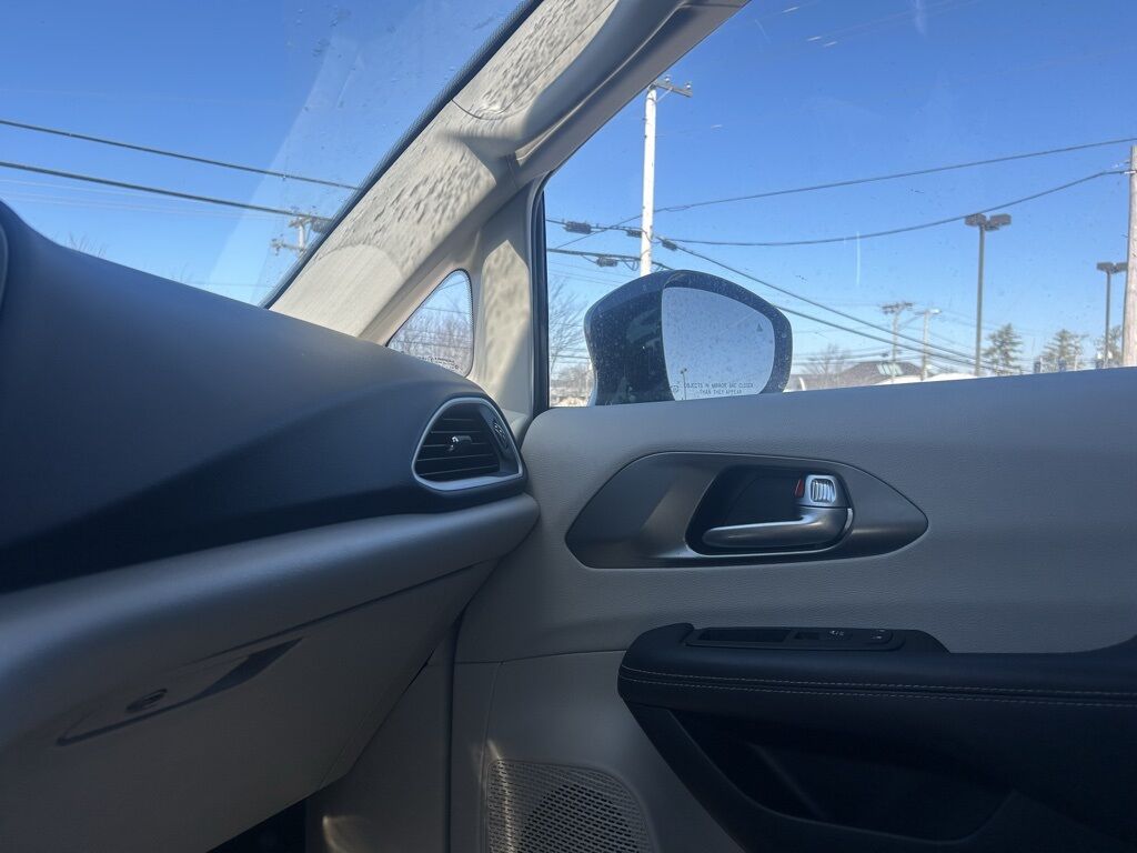 2024 Chrysler Pacifica Touring L Crestwood KY