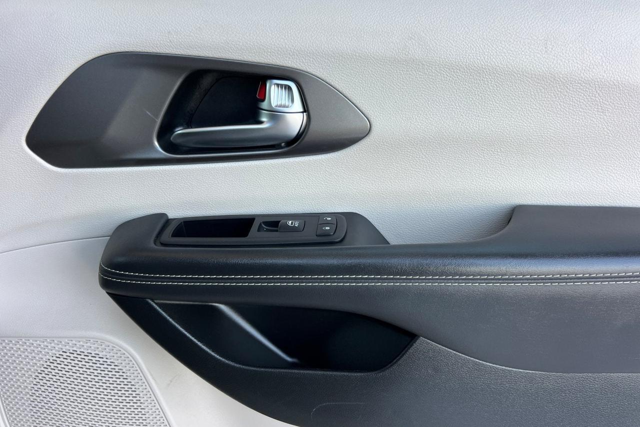 2024 Chrysler Pacifica Touring L Roseville CA