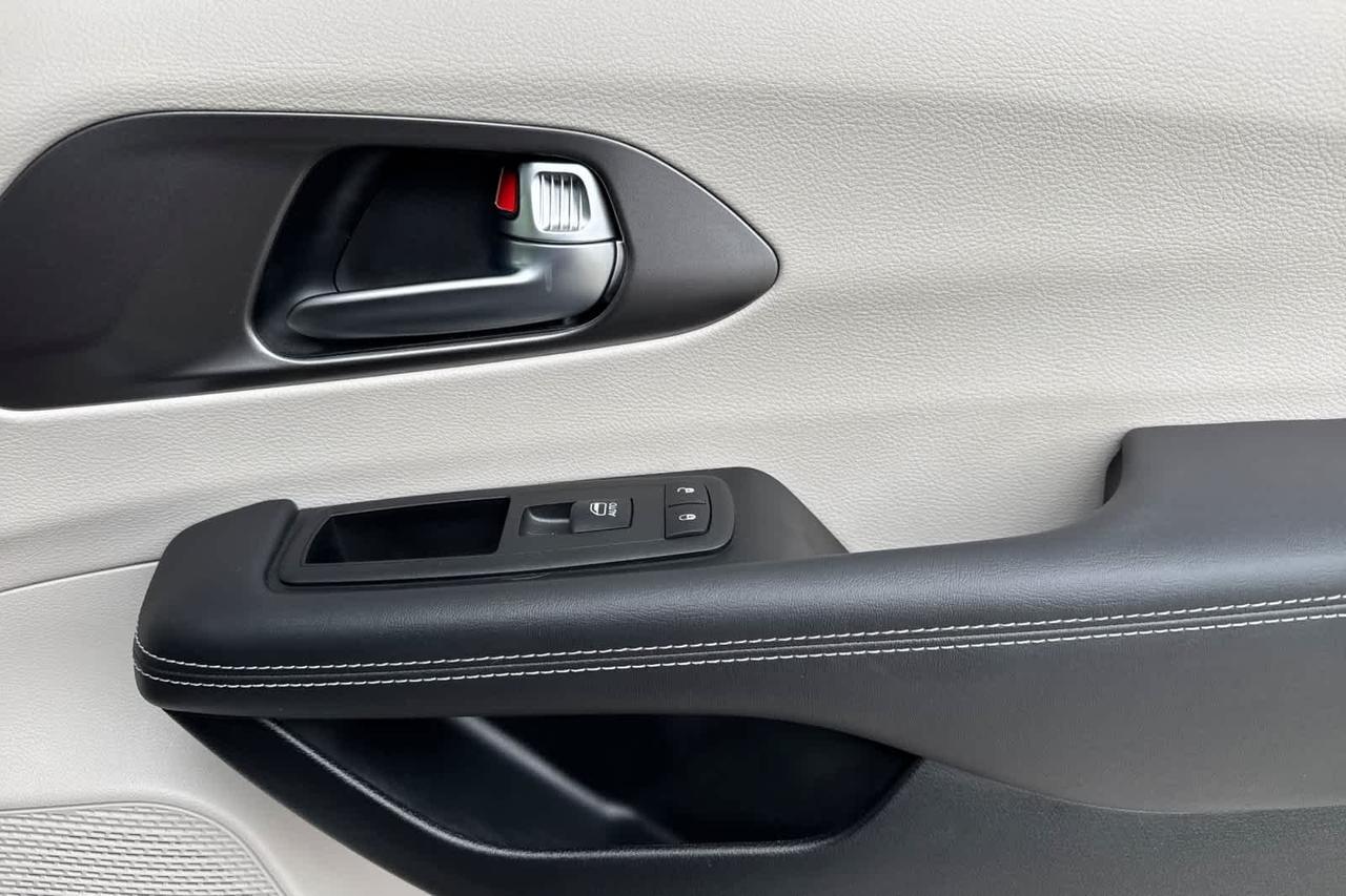 2024 Chrysler Pacifica Touring L Roseville CA