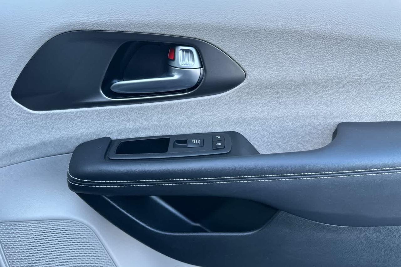 2024 Chrysler Pacifica Touring L Roseville CA
