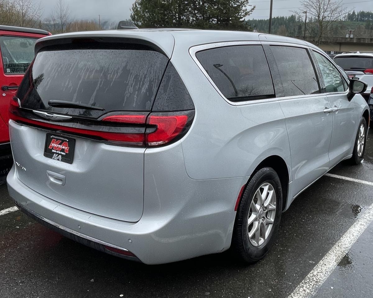 2024 Chrysler Pacifica Touring L Van 4D