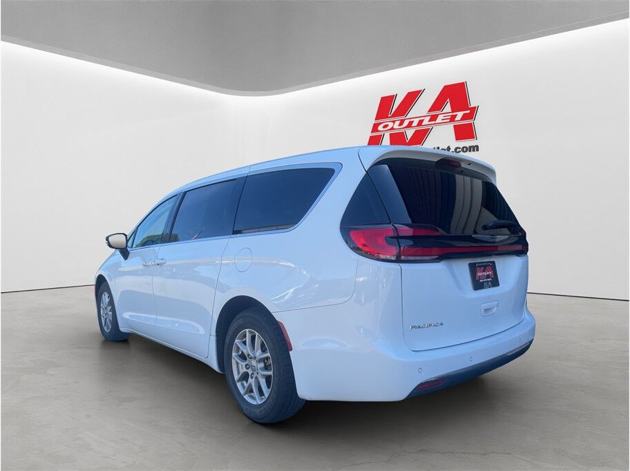2024 Chrysler Pacifica Touring L Van 4D