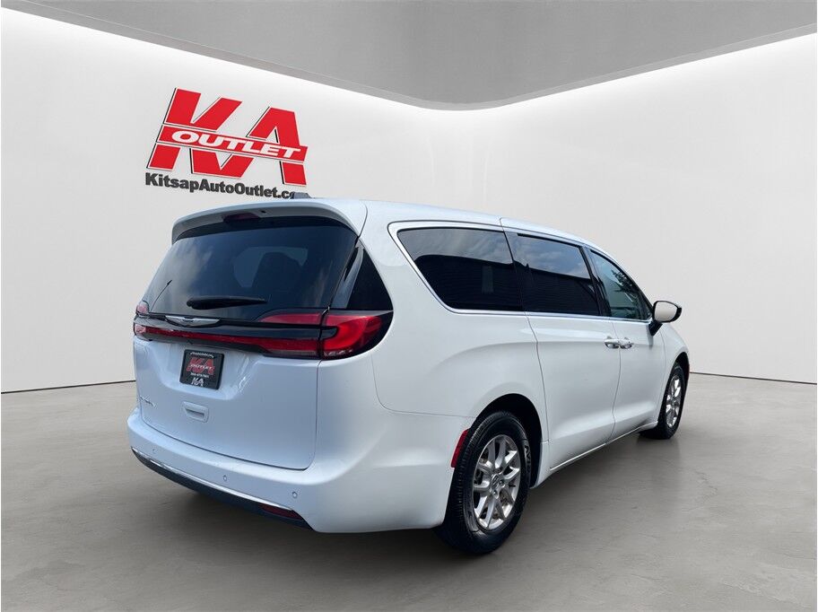 2024 Chrysler Pacifica Touring L Van 4D