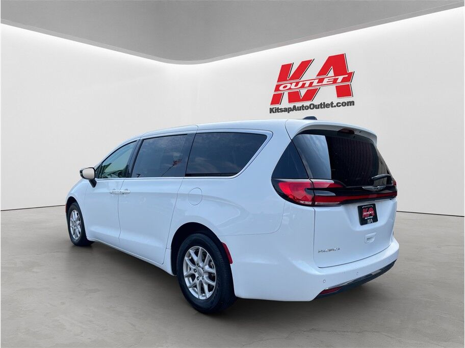2024 Chrysler Pacifica Touring L Van 4D