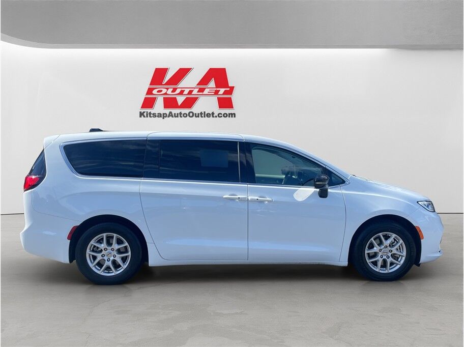 2024 Chrysler Pacifica Touring L Van 4D