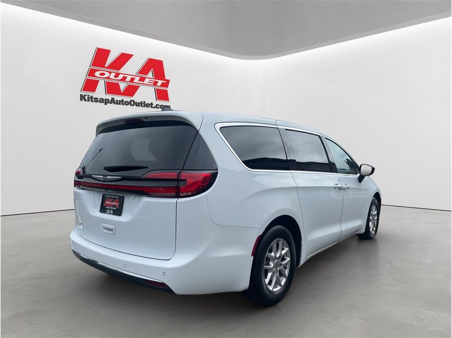 2024 Chrysler Pacifica Touring L Van 4D