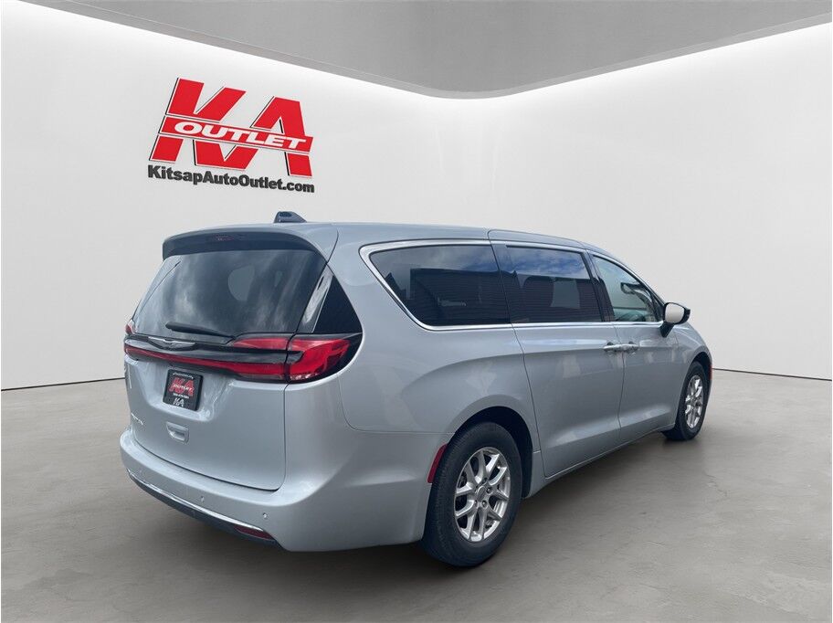 2024 Chrysler Pacifica Touring L Van 4D