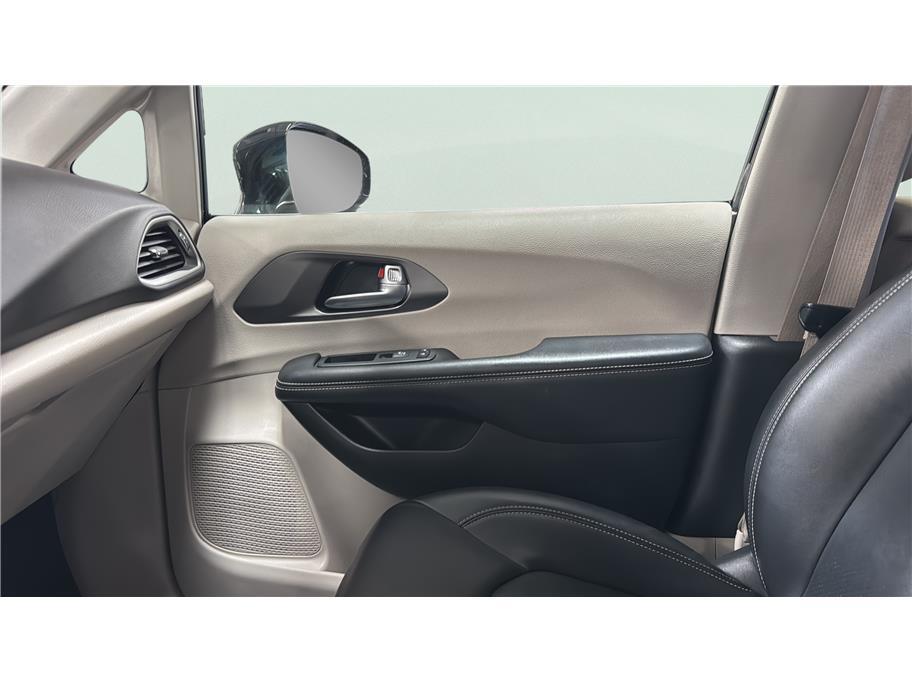 2024 Chrysler Pacifica Touring L Van 4D Folsom CA