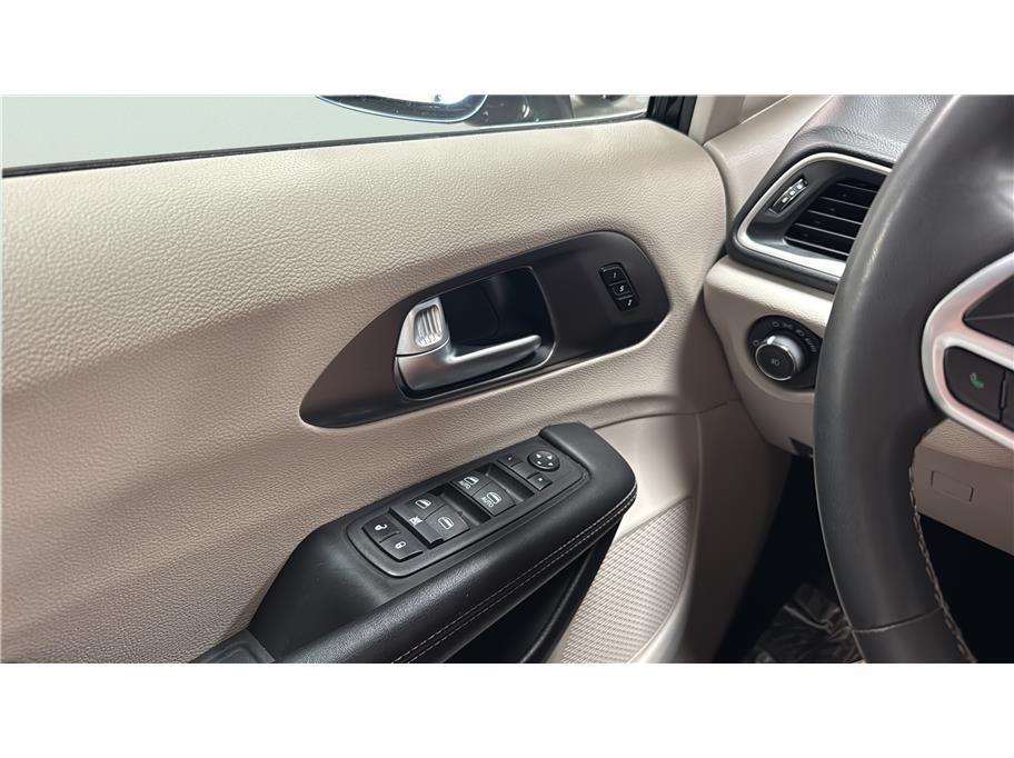 2024 Chrysler Pacifica Touring L Van 4D Folsom CA