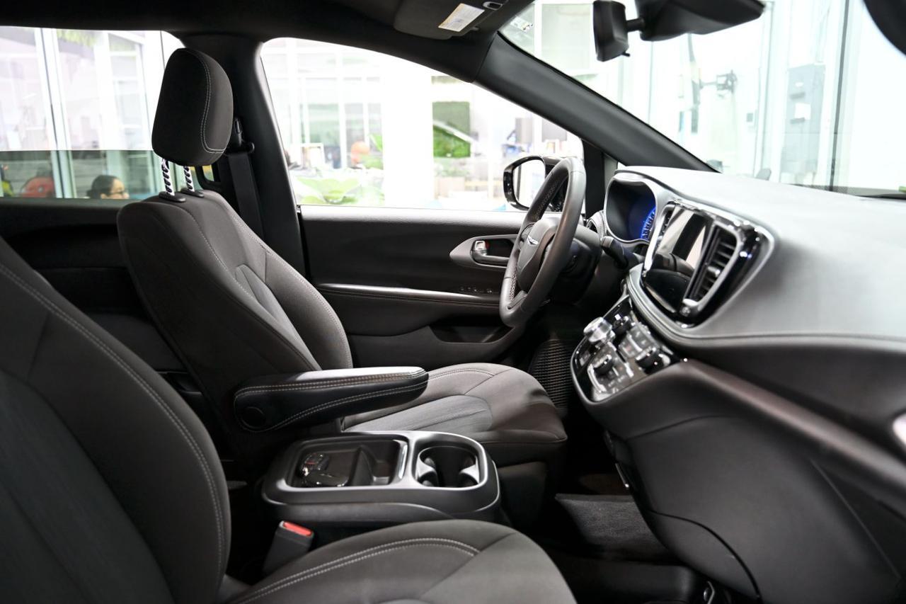 2024 Chrysler Pacifica Touring Miami FL