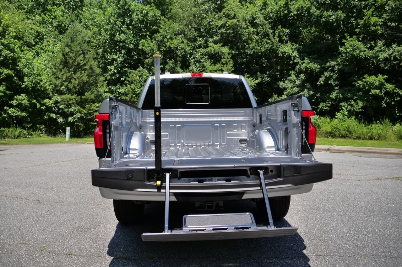 2024 Ford F-150 Lightning Platinum 4x4 / PANO Sunroof / Cooled Seats! Lincolnton NC