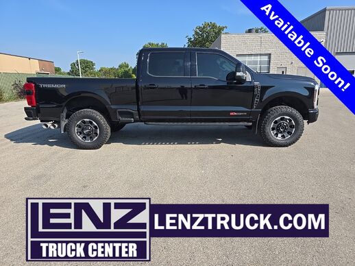 2024_Ford_F-250 Super Duty_4x4 Crew Cab Lariat_ Fond du Lac WI